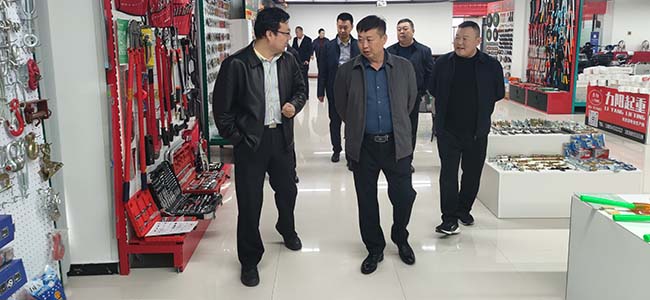 新疆海關(guān)考察團(tuán)到臨沂五金城參觀(guān)考察